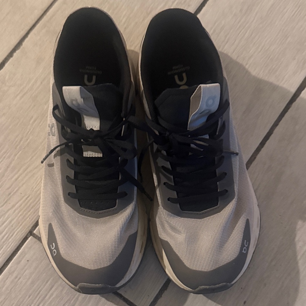 Men's Athletic Shoes in Black and Gray